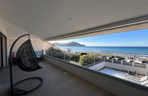 Saint-Cyr-sur-Mer Casa | CONTEMPORARY SEA FRONT VILLA