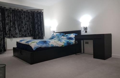 Hillingdon Apartamento | Contemporary ground flr maisonette- Entire place