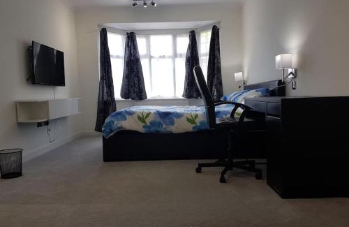 Hillingdon Apartamento | Contemporary ground flr maisonette- Entire place