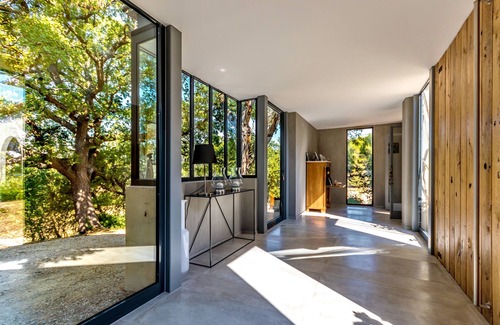 Aix-en-Provence Villa | Casa contemporánea en Aix-en-Provence con piscina y vistas al campo.
