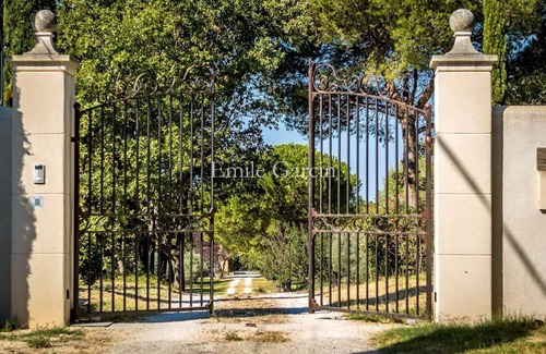 Aix-en-Provence Villa | Casa contemporánea en Aix-en-Provence con piscina y vistas al campo.