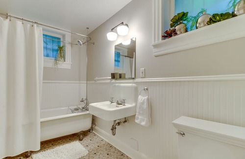 Uptown Apartamento | ¡NUEVO LISTADO! Unidad de sótano contemporáneo en casa encantadora - completa con patio