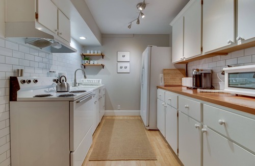 Uptown Apartamento | ¡NUEVO LISTADO! Unidad de sótano contemporáneo en casa encantadora - completa con patio