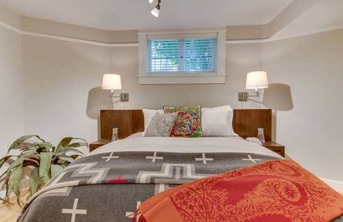 Uptown Apartamento | ¡NUEVO LISTADO! Unidad de sótano contemporáneo en casa encantadora - completa con patio