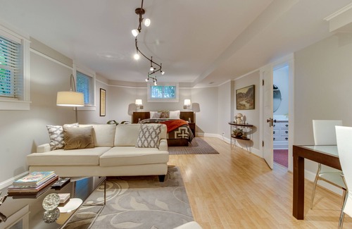 Uptown Apartamento | ¡NUEVO LISTADO! Unidad de sótano contemporáneo en casa encantadora - completa con patio