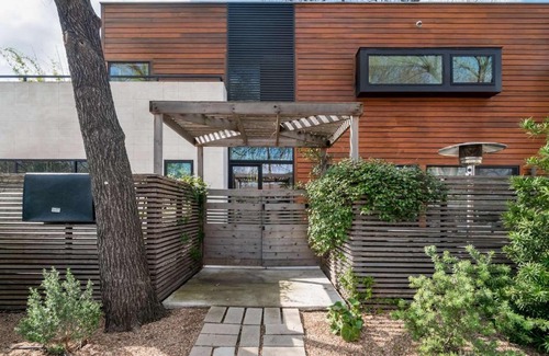 Holly Casa | Contemporary Home In Downtown Austin