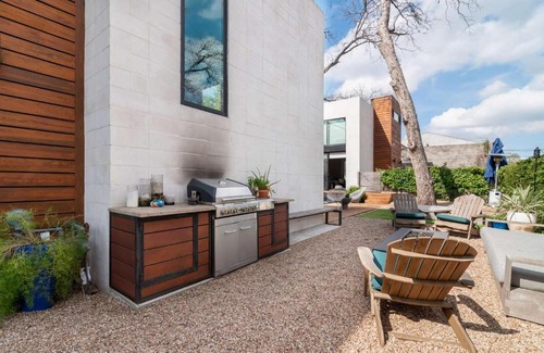 Holly Casa | Contemporary Home In Downtown Austin