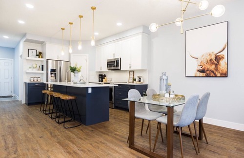Jasper Place Casa | Casa contemporánea -King Bed -5 Mins a West Edmonton Mall -Duerme 10!