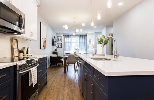 Jasper Place Casa | Casa contemporánea -King Bed -5 Mins a West Edmonton Mall -Duerme 10!