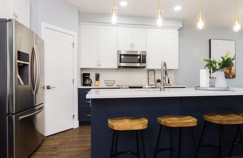 Jasper Place Casa | Casa contemporánea -King Bed -5 Mins a West Edmonton Mall -Duerme 10!