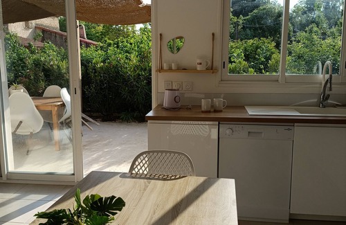 Saint-Zacharie Casa | Contemporary house with swimming pool, jacuzzi, summer kitchen and cicada song.