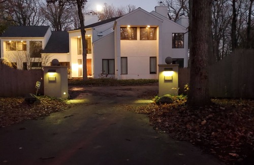 Lake Forest Casa | Contemporary house with partial lake views/quiet and private area/gut reno/2023