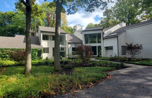 Lake Forest Casa | Contemporary house with partial lake views/quiet and private area/gut reno/2023