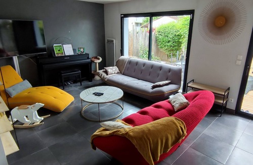 Bruges Casa | Contemporary house with swimming pool located 15 minutes from the city center of Bordeaux