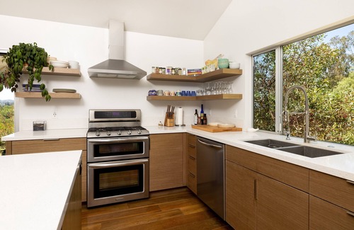Meiners Oaks Casa | Casa modernista recién reconstruida y estudio de invitados en la colina con increíbles vistas