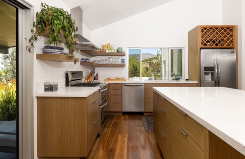 Meiners Oaks Casa | Casa modernista recién reconstruida y estudio de invitados en la colina con increíbles vistas