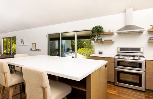 Meiners Oaks Casa | Casa modernista recién reconstruida y estudio de invitados en la colina con increíbles vistas
