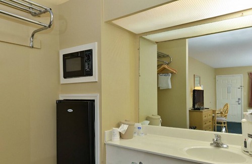 Meridian Casa | Contemporary King Room w/ Sophisticated Atmosphere