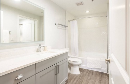Flagler Village Apartamento | Contemporary large 1BR, in unit Washer/Dryer, FREE parking with all amenities!