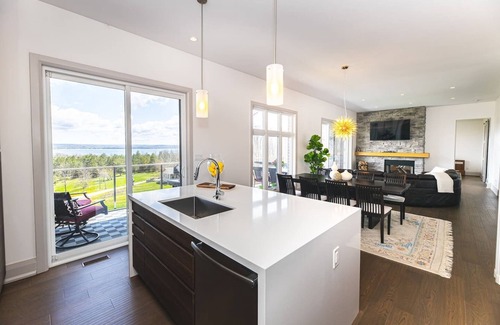 Kemble Casa | Contemporary Million Dollar View Getaway