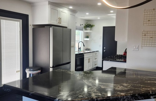 Northeast Heights Casa | Contemporary Monochrome Retreat With 4beds & POOL