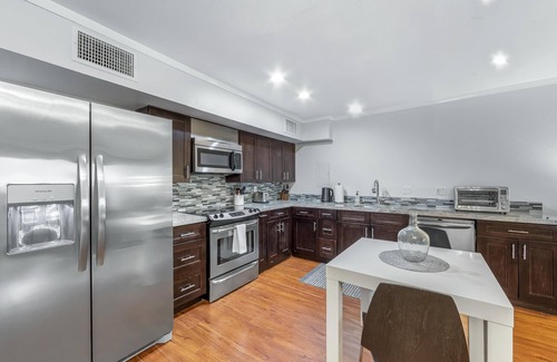 Twin Palms Condominio | Contemporary One BDR, Ground Floor Condo, Open Patio, and Walk to Shops
