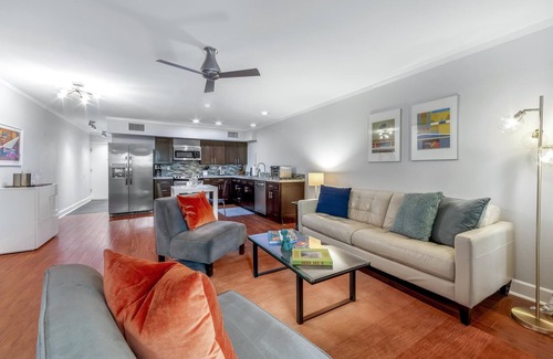 Twin Palms Condominio | Contemporary One BDR, Ground Floor Condo, Open Patio, and Walk to Shops