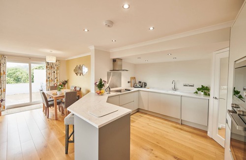 Laugharne Cabaña | Contemporary Retreat With Fantastic Castle Views and Hot Tub