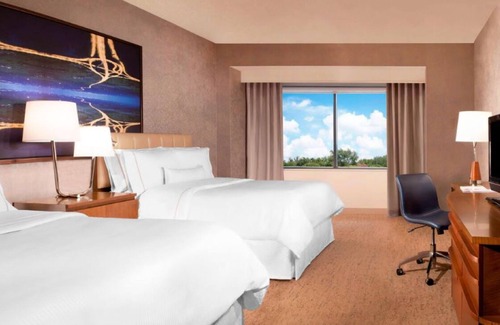 Park Central Hotel | Contemporary Rooms w/ Onsite Pool & Prime Location - 4 Comfortable Units