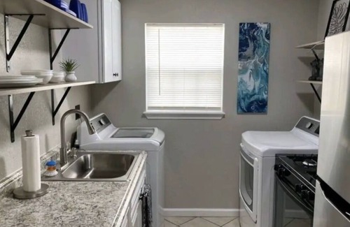 Pasadena Casa | Contemporary Stay in Pasadena