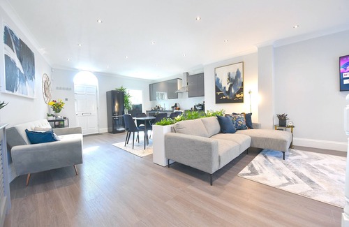 Bishop's Casa | Contemporary Townhouse close to the Southbank & City Centre