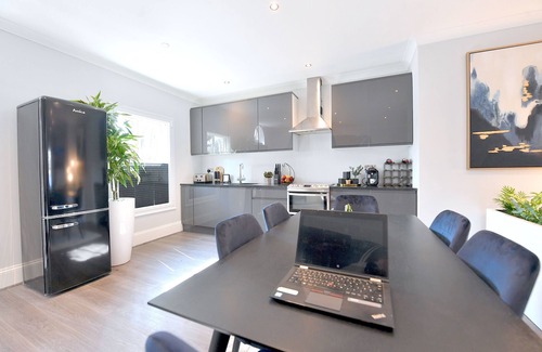 Bishop's Casa | Contemporary Townhouse close to the Southbank & City Centre