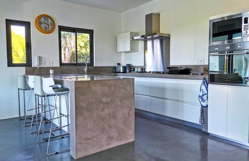 Calodyne Casa | Villa contemporánea en zona tranquila con vistas al mar.