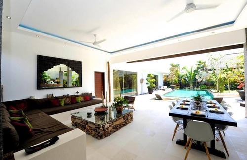 Sunset Road Villa | Villa contemporánea (2014) con piscina cerca de la playa en Seminyak