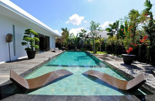 Sunset Road Villa | Villa contemporánea (2014) con piscina cerca de la playa en Seminyak