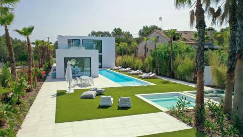 Avinyonet del Penedes Villa | Contemporary villa near Sitges Hills