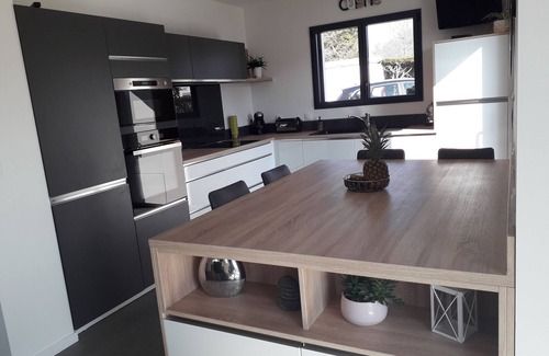 Vannes Casa | Contemporary villa with heated pool
