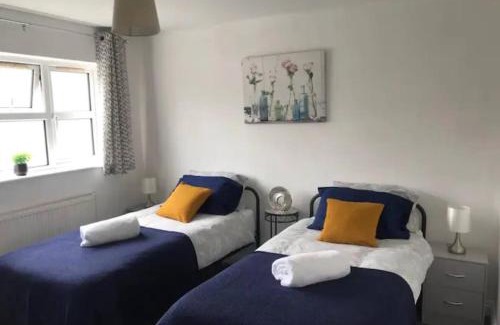 Aston-le-Walls Apartamento | Contractor and family friendly spacious 3-Bed House with private parking, WiFi, garden area