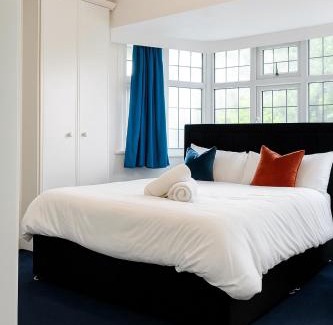 Merton Apartamento | Contractor & holiday 3Bedroom home in London with free Parking on premise & private Garden