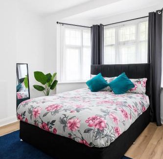 Merton Apartamento | Contractor & holiday 3Bedroom home in London with free Parking on premise & private Garden