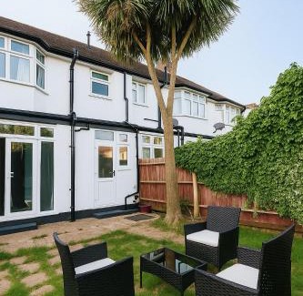 Merton Apartamento | Contractor & holiday 3Bedroom home in London with free Parking on premise & private Garden