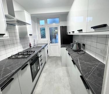 Merton Apartamento | Contractor & holiday 3Bedroom home in London with free Parking on premise & private Garden