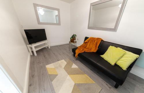 Luton Apartamento | Contractor-Ready House - Bright, Spacious, and Free WiFi Included!