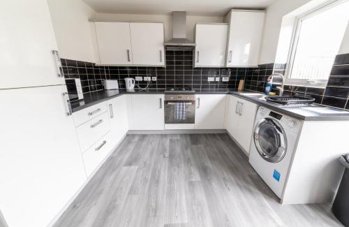 Luton Apartamento | Contractor-Ready House - Bright, Spacious, and Free WiFi Included!