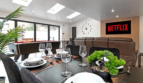 Tea Green Casa | Contractors Heaven-POOL TABLE-THREE BEDROOM HOUSE WITH SEPARATE ONE BEDROOM SELF CONTAINED-Close to AIRPORT