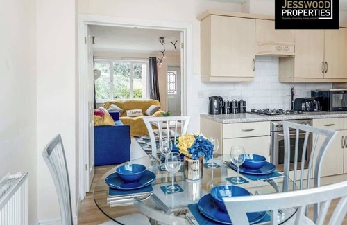 Luton Casa | Dunraven Spacious 3 Bedroom 2 Bathroom House with garden