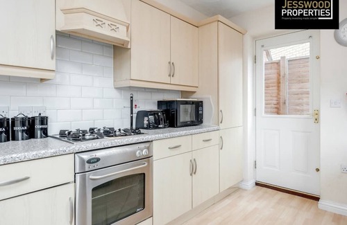 Luton Casa | Dunraven Spacious 3 Bedroom 2 Bathroom House with garden