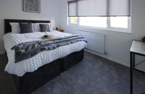 Luton Apartamento | Contractors, Medical staff, Relocators, Families- 5 Bedroom 3 bathroom house- 2min walk to L&D
