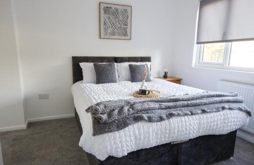 Luton Apartamento | Contractors, Medical staff, Relocators, Families- 5 Bedroom 3 bathroom house- 2min walk to L&D