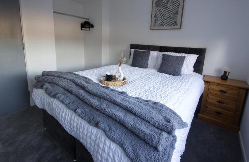 Luton Apartamento | Contractors, Medical staff, Relocators, Families- 5 Bedroom 3 bathroom house- 2min walk to L&D